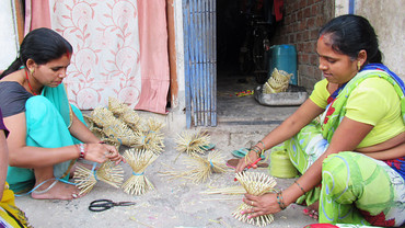 Home workers making bouquets (Photo: Siddharth Agarwal/UHRC)