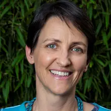 Head and shoulders photo of Caroline Skinner