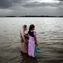 Women look out over flooded land / Women look out over flooded land in Bangladesh (Photo: Espen Rasmussen/PANOS)