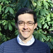 Head and shoulder photo of Roberto Madera Arends.
