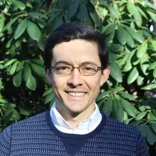 Head and shoulders photo of Roberto Madera Arends.