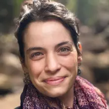 Head and shoulders image of Juliana Tinoco.