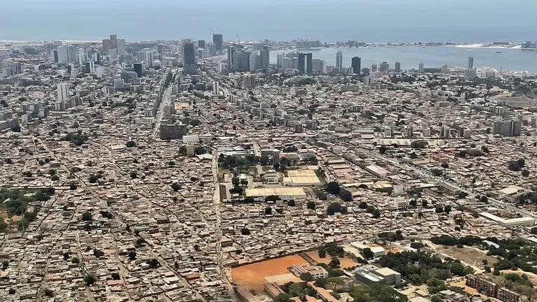 Aerial view of an city with the sea in the background.