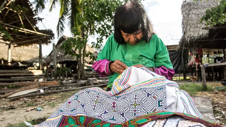 A person from the Indigenous community Callería embroiders art in the traditional way.