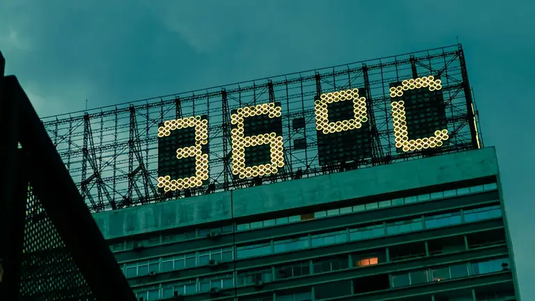 Display on building showing 36 degrees Celsius in São Paulo, Brazil.