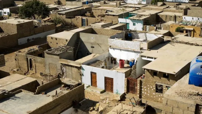 Image of informal settlement in Pakistan showing houses built very close together.