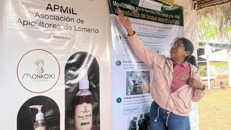 An economist and beekeeper presenting an artisanal cosmetics line blending beekeeping products and local plants.