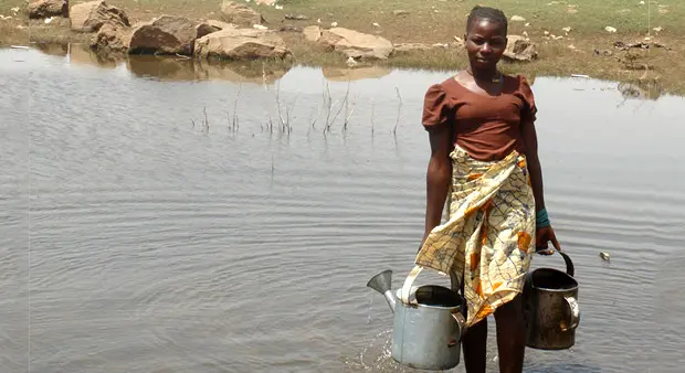 Woman collects water for irrigation in Selingue, Mali. Photo: Khanh Tran-Thanh
