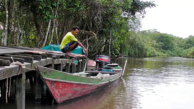 A member of the Sekonyer community gets ready for a day on the Sekonyer river in Borneo, close to the site of recent conflict between a palm oil company and RSPO member and the local community (Photo: Rainforest Action Network via Creative Commons)