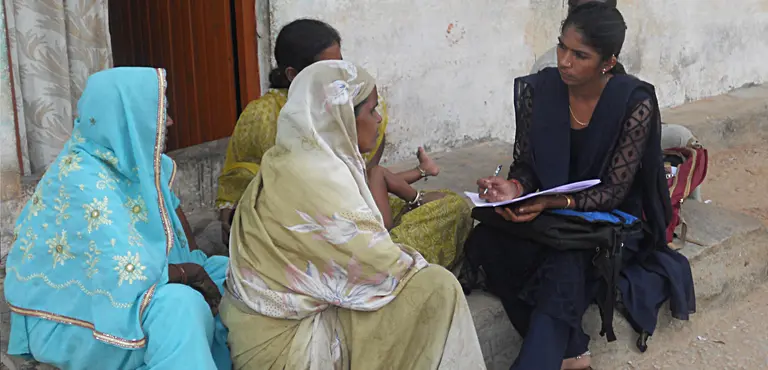 Surveying residents in the settlement of Tank Mohalla, Bangalore, India (Photo: CSTEPIN, Creative Commons, via Flickr)