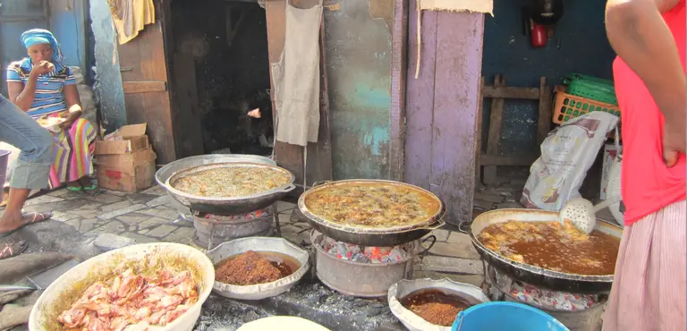 Street food: the debate on food security must adapt to consider how consumption and urbanisation are transforming rural spaces and economies, food systems and food security (Photo: Cecilia Tacoli/IIED)