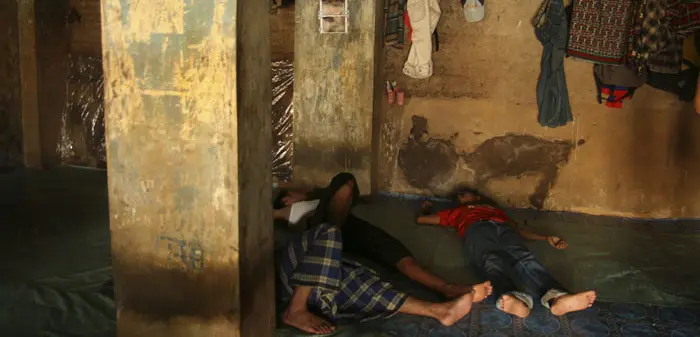 Jakarta: migrants from rural villages sleeping in an area that they rent for Rp 1.000,- (10 cents Euro) per night per person. There can be more than 50 people living and sleeping in this area at one time (Photo: Henry Ismail, Creative Commons via Flickr)