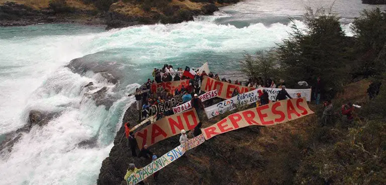 Public protests against new dams in Patagonia. RIMISP's study shows the need for public consultation on major infrastructure projects (Photo: Glenn Switkes/International Rivers, Creative Commons via Flickr)