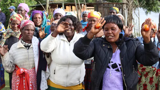 Song, dancing & tomatoes were on the agenda when a CBA9 field trip was hosted by the Likia Conservancy Self-Help Group, which showed participants its fish farming and beehives (Photo: Matt Wright/IIED)