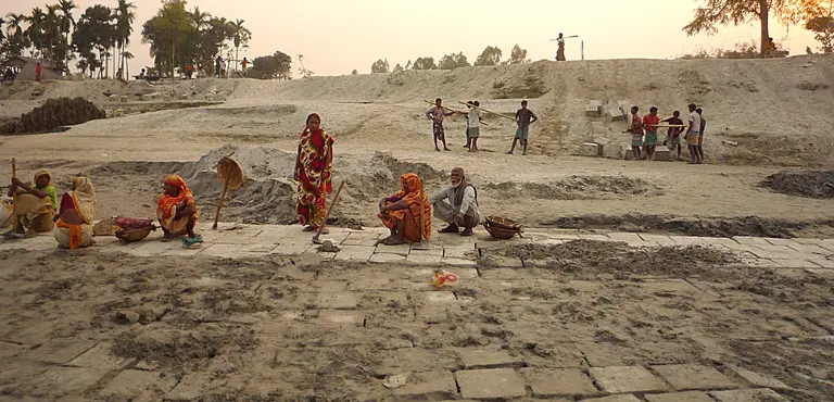 Workers build up the banks of the Teesta River in Bangladesh. Bangladesh already spends six per cent of its annual budget on climate change adaptation (Photo: International Rivers, Creative Commons via Flickr)
