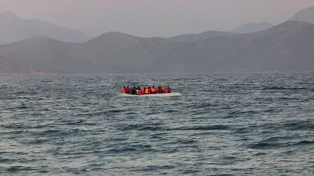 A rubber boat carrying around 50 refugees arrives from Bodrum, Turkey to the Greek island of Kos (Photo: Christopher Jahn/IFRC, Creative Commons, via Flickr)