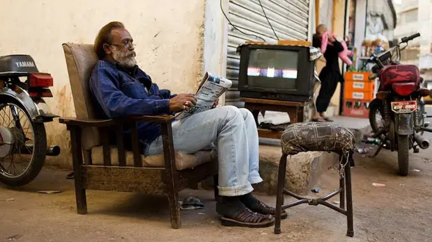 A living room on the street, in Karachi, Pakistan (Photo: Fareena Chanda)