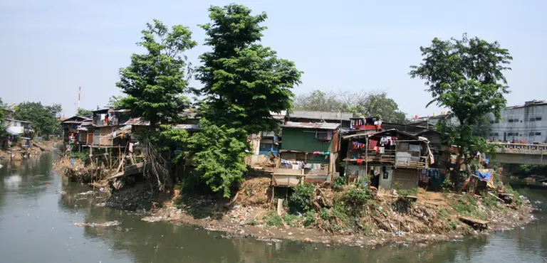 A riverbank settlement in Indonesia illustrates the vulnerability of residents to both flooding and pollution (Photo: Isabelle Lemaire/IIED)