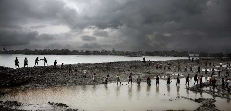 Building an embankment in the Bay of Bengal. Bangladesh has been forced to learn how to cope with the realities of climate change (Photo: Espen Rasmussen/PANOS)