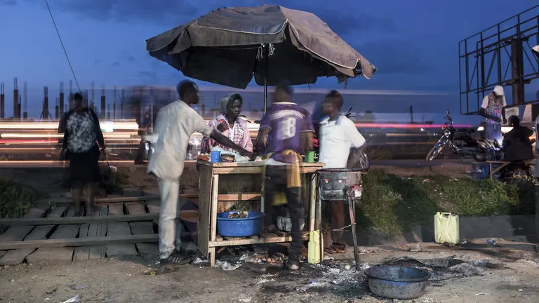 Chris at his roadside food stall. His day starts at 4pm and lasts until 10pm (Photo: Sven Torfinn/Panos. Pictures for IIED and Hivos)