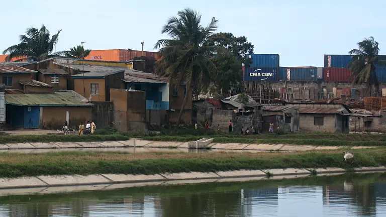Many residents of Dar es Salaam live in informal settlements and are vulnerable to a wide range of climate threats, including sea-level rise and coastal erosion and  flooding (Photo: Diana Mitlin/IIED)