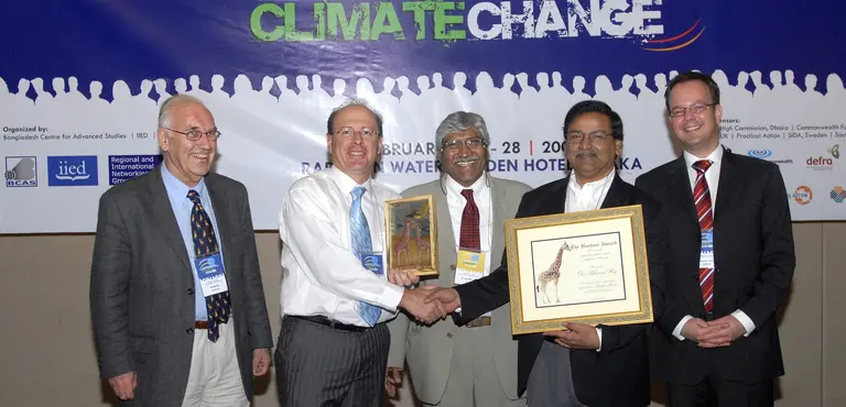Conference organiser Saleemul Huq receives the "Burtoni" award: from left to right: Ian Burton (IPCC lead author), Roger Jones (CSIRO), Atiq Rahman (BCAS), Saleemul Huq (IIED) and Richard Klein (SEI) (Photo: IISD)