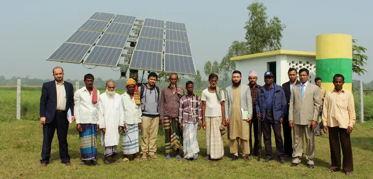 On a field trip to Dhamrai, course participants learned about the typical costs for installing and operating solar irrigation pumps to provide off-grid irrigation. (Photo: ICCCAD, Creative Commons via Flickr)