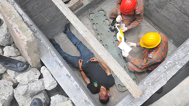 An image of a man faking injury being treated by a Bangladesh firefighter as part of a training exercise on collaborative search and rescue operations, helping the city to respond more effectively to disasters (Photo: Oregon National Guard, Creative Commons via Flickr)