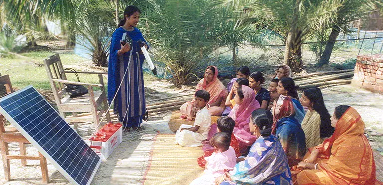 Women learning how to install and maintain solar home systems in the rural town of Bogra, northern Bangladesh (Photo: ILO, Creative Commons via Flickr)