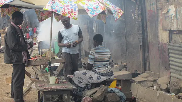 Informal food vendors in Mathare, Nairobi. Understanding food consumption and how food systems work is essential to support food security (Photo: Cecilia Tacoli/IIED)