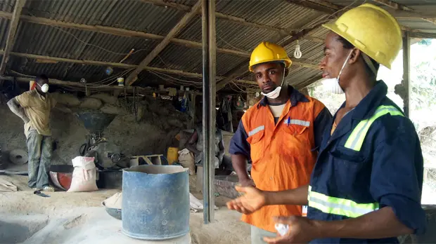 Workers at the Dakete Gold Mine explain health and safety procedures in a powdering station. The IIED dialogue aimed to engage key stakeholders, including mineworkers, in a conversation about the future of ASM mining in Ghana (Photo: Friends of the Nation)