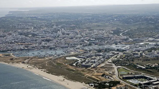 Lagos in 2010. Under different scenarios, Lagos could have 61 million inhabitants in 2100, or over 100 million (Image: Ricardo Gomes, Creative Commons, via Flickr)