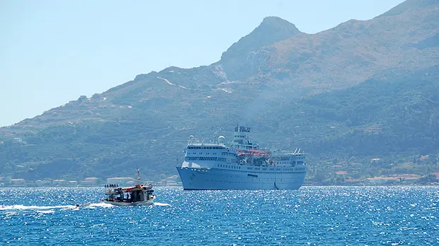 A fishing boat and cruise liner cross paths outside Zakynthos Harbour (Photo: Robert Wallace, Creative Commons, via Flickr)
