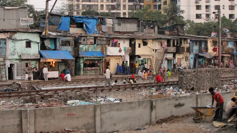 Informal settlements lining the railway tracks in Mumbai (Photo: gloogun, Creative Commons via Flickr)