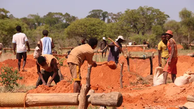 The Bekily sapphire site is located in the commune of Ambinany, in Toliara, bordering the National Park of Zombitse-Vohibasia (Photo: Andry Rabemanantsoa/GIZ PAGE Madagascar)