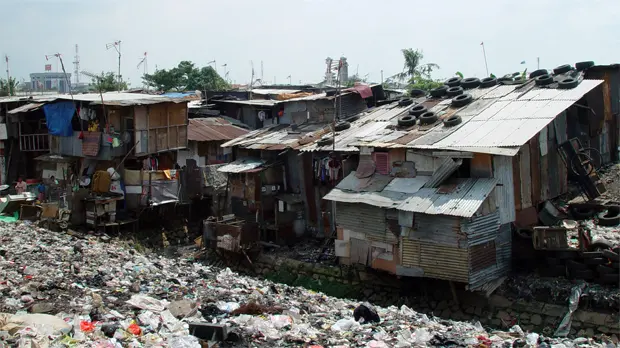 Informal settlements like this one in Jakarta often lack clean water supplies, waste collection or decent housing. There is an urgent need for investment in basic services and infrastructure (Photo: Wikipedia Commons)
