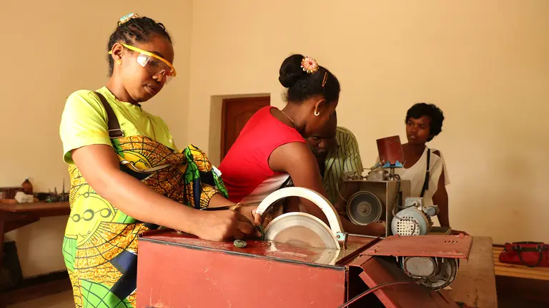 Hanita is training other women to cut stones and make jewellery (Photo: GIZ)