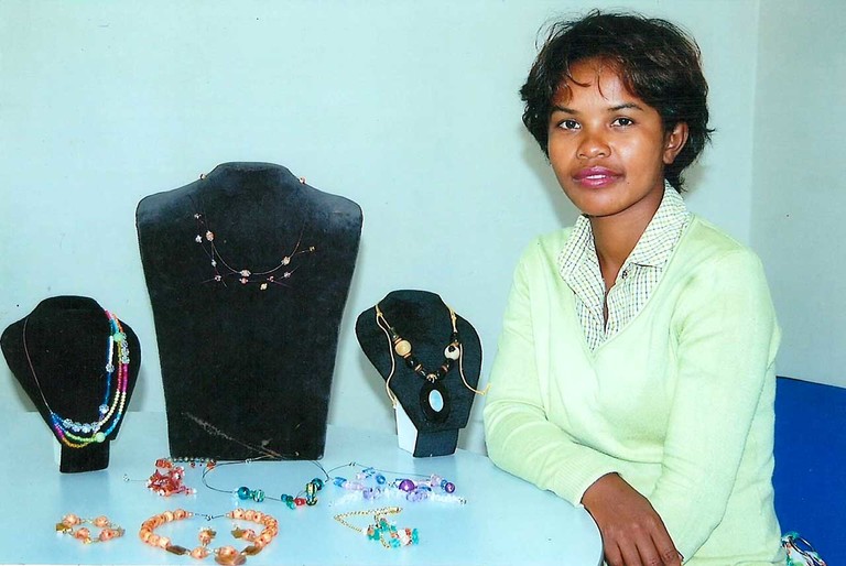 Hanita displays some of the jewellery she has made (Photo: GIZ Madagascar)