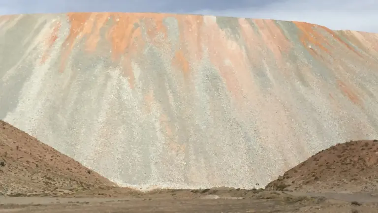 A mountain of tailings, or mining waste, at an open-pit copper mining complex southwest of the city of Arequipa in southern Peru (Photo: A Davey, Creative Commons via Flickr)