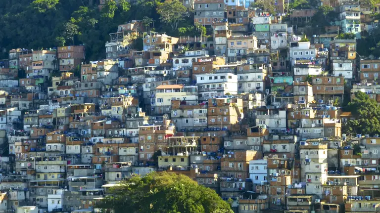 The Cantagalo favela in Rio de Janeiro, Brazil. Many informal settlements are built on steep slopes, exposing them to landslides (Photo: Outdoor Life, Creative Commons, via Flickr)