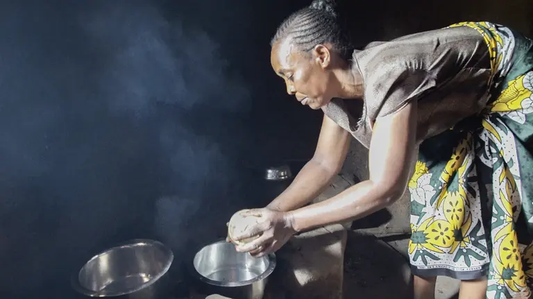 Esther Atieno prepares dinner for her family in Kisumu City, Kenya, using a jiko kisasa (firewood stove). Without city-wide data on electricity and fuel use available from utilities and companies, cities can survey a set of households on their energy use and extrapolate the results (Photo: Peter Kapuscinski/World Bank)