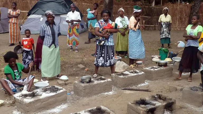 Women using the Changu Changu Moto Fuel-Efficient Clean Cookstove, Malawi, Africa (Photo: Ripple Africa)