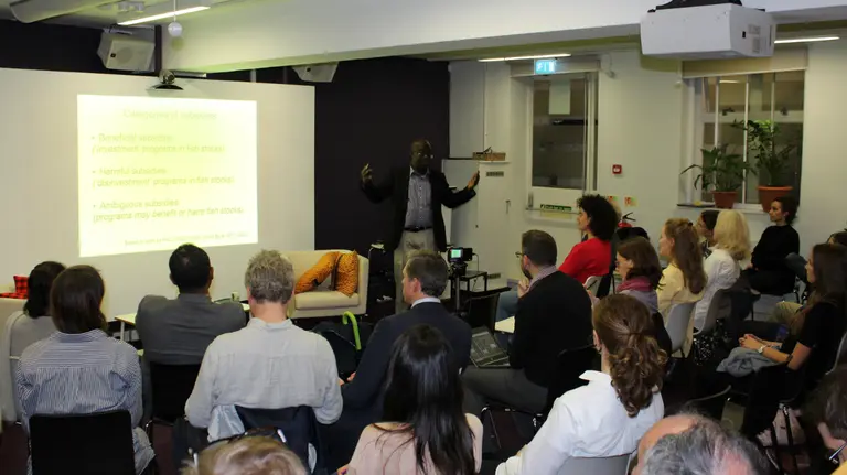 Professor Rashid Sumaila addresses interested marine specialists from research institutes, the private sector and international organisations at Fish Night 5 (Photo: Zaiza Khan/IIED)