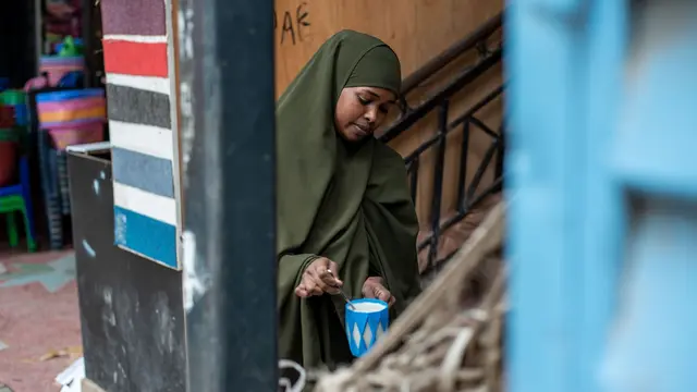 Hamdi, urban refugee from Somalia, selling tea on the streets of Eastleigh, Nairobi.