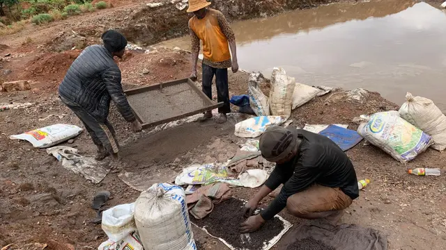 Local community members in DRC mining cobalt.