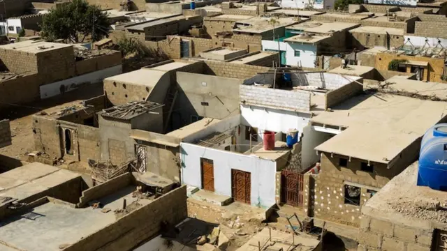 Image of informal settlement in Pakistan showing houses built very close together.