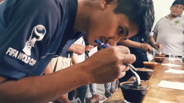 Young people from ASOCAFÉ receiving training in coffee tasting.