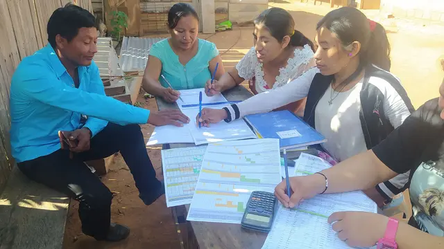 Río Blanco community leaders meet to plan and evaluate the Community Resilience Plan.