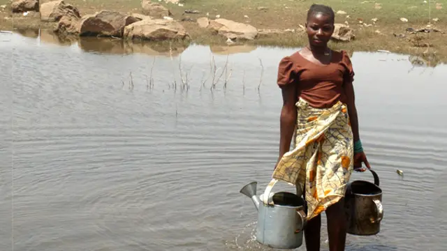 Woman collects water for irrigation in Selingue, Mali. Photo: Khanh Tran-Thanh