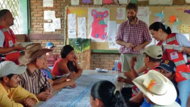 People in a Nicaraguan village play a game to learn how climate change adaptation, ecosystem management and disaster risk reduction fit together (Photo: Maya Schaerer/NLRC) 